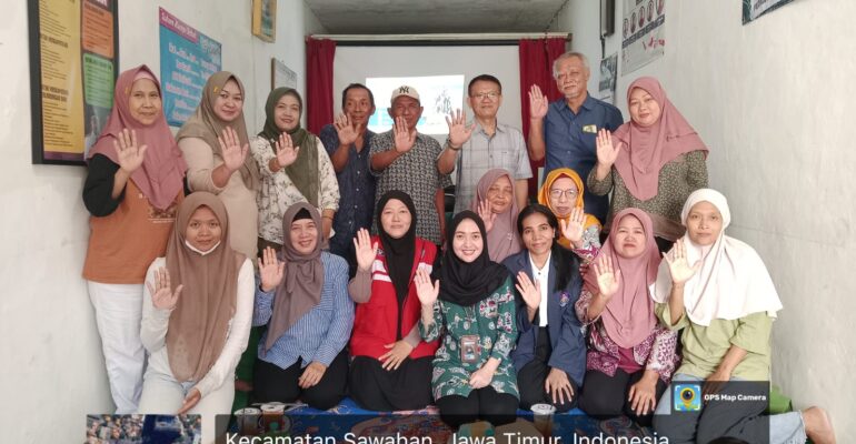 Mahasiswa STIKes William Booth Saat kegiatan Penyuluan TBC Serentak